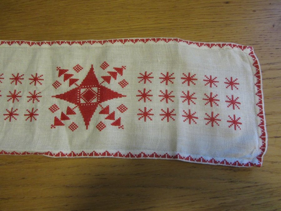 Mindre Äldre Julduk Jul Duk Retro Broderad Röd/vit Fönsterbräda