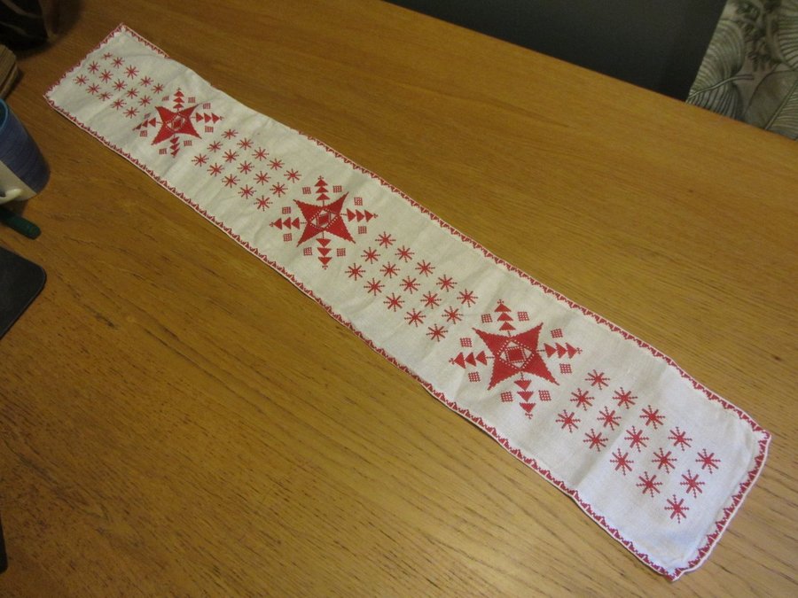 Mindre Äldre Julduk Jul Duk Retro Broderad Röd/vit Fönsterbräda