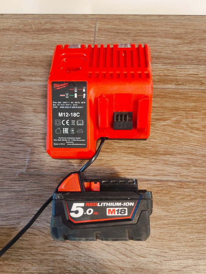 Milwaukee M12-18C Batterilader og 5.0Ah Batteri