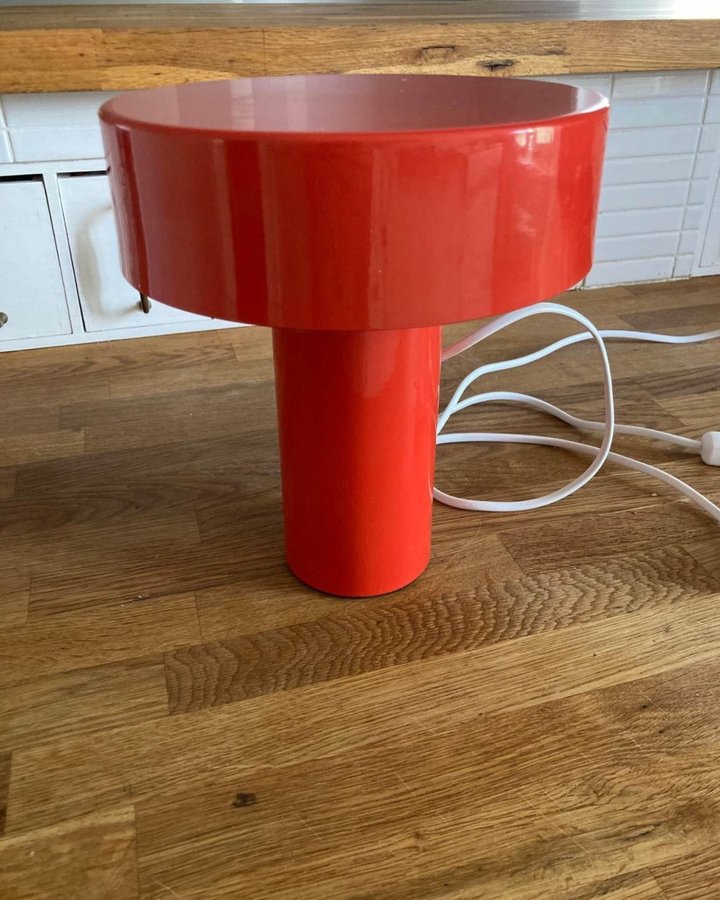 Lampa Thea röd metall från Åhléns