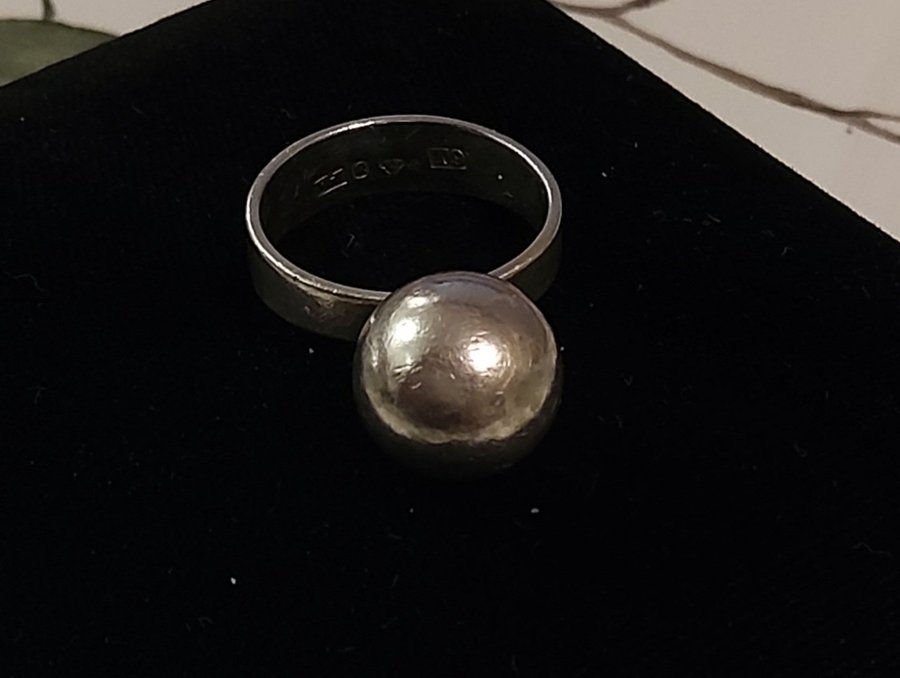 Vintage ring i silver med många stämplar