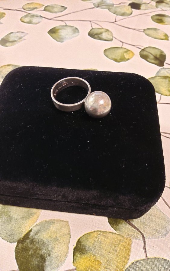 Vintage ring i silver med många stämplar