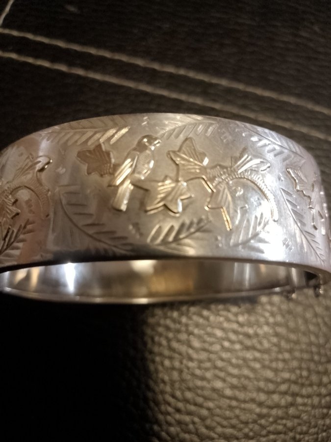 Gammal silver armring.