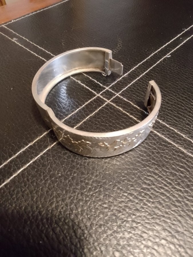 Gammal silver armring.