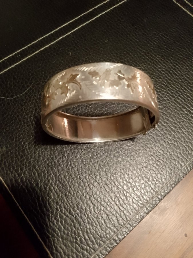 Gammal silver armring.