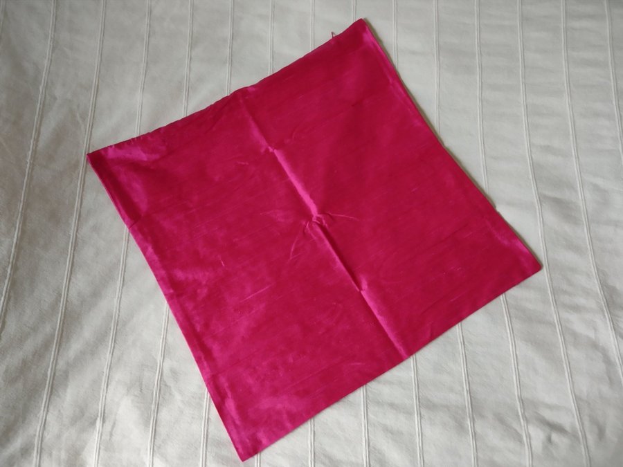 Oanvänt! Rosa/cerise/hot pink kuddfodral/kuddöverdrag i 100% siden 50x50 cm