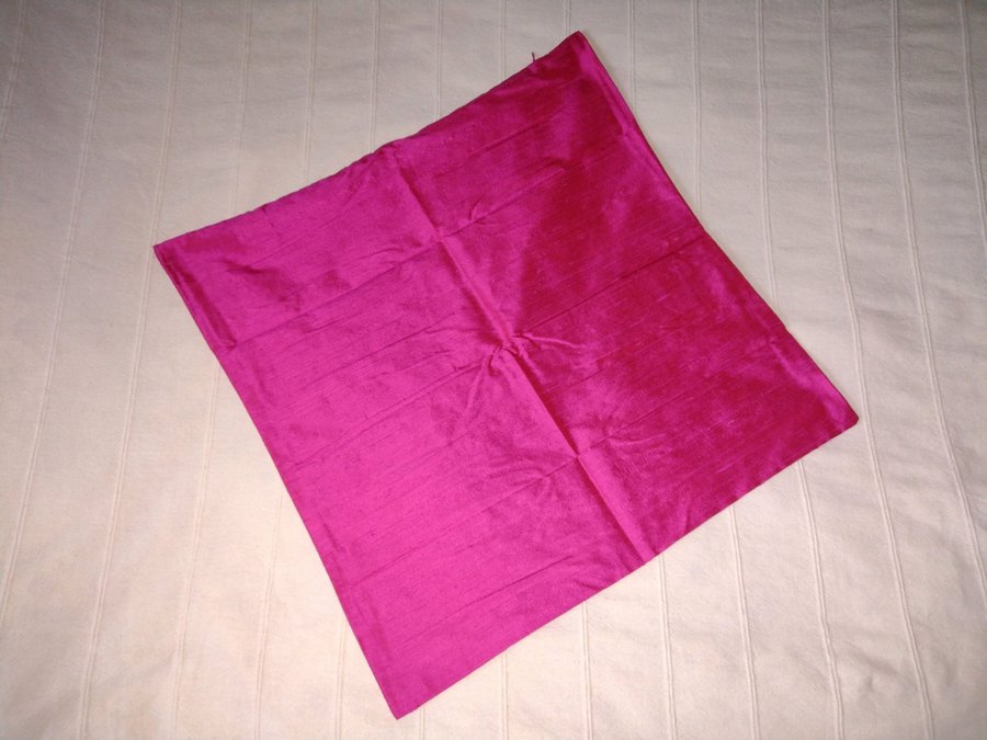 Oanvänt! Rosa/cerise/hot pink kuddfodral/kuddöverdrag i 100% siden 50x50 cm