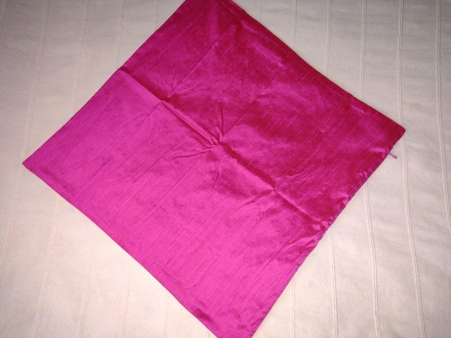 Oanvänt! Rosa/cerise/hot pink kuddfodral/kuddöverdrag i 100% siden 50x50 cm