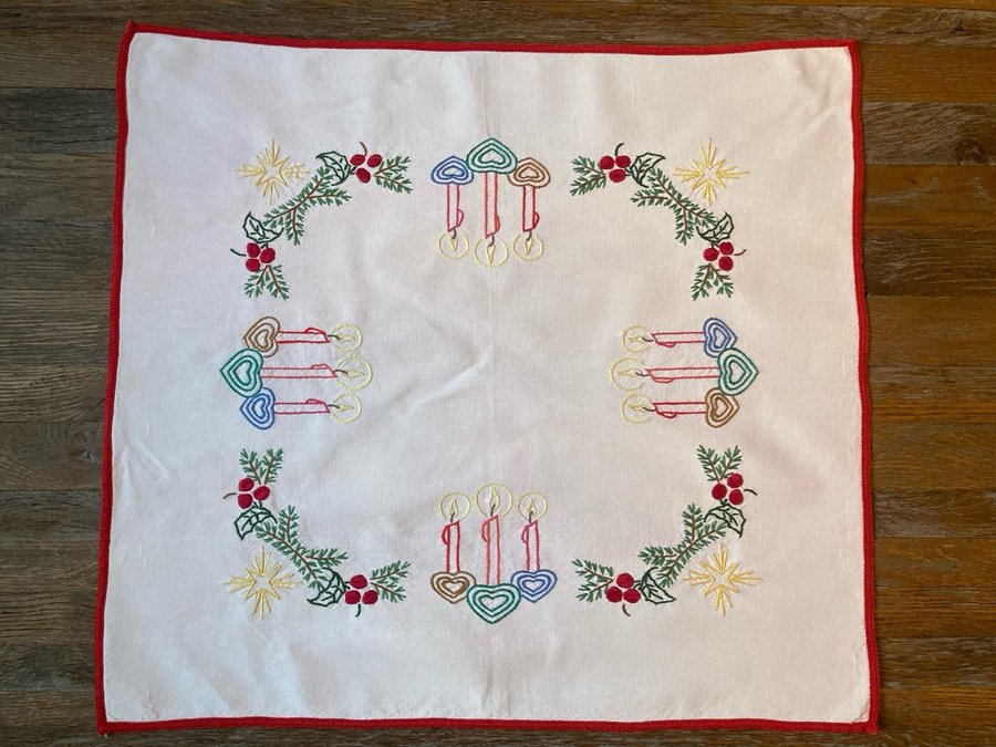 Vit julduk 54x49 cm med brodyr juleljus handarbete duk advent jul