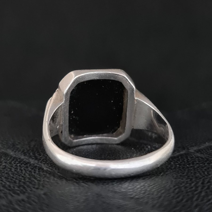 VINTAGE KLACKRING I ÄKTA SILVER MED ONYX STEN