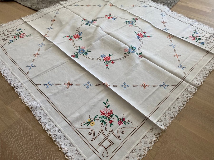 Ovanligt VACKER HANDBRODERAD DUK BLOMMOR PÅ LINNE MED FIN SPETS 125 X 125 CM