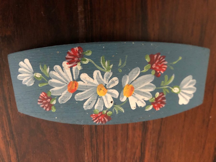 Vintage hårklämma i bemålat trä med vårblommor motiv