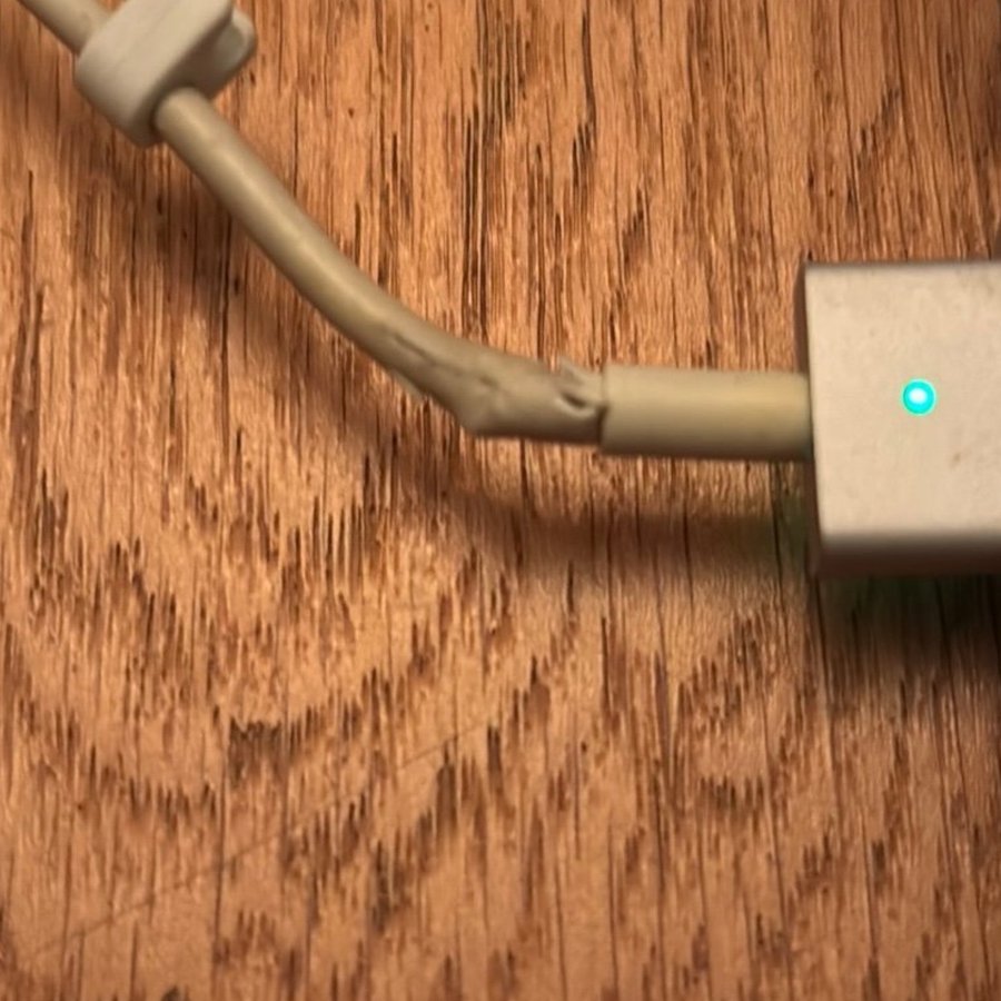 Apple MagSafe 45W Strömförsörjning - kabel skadad men fungerande