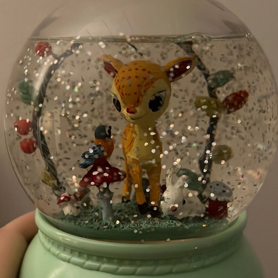 Söt snöglob med Bambi