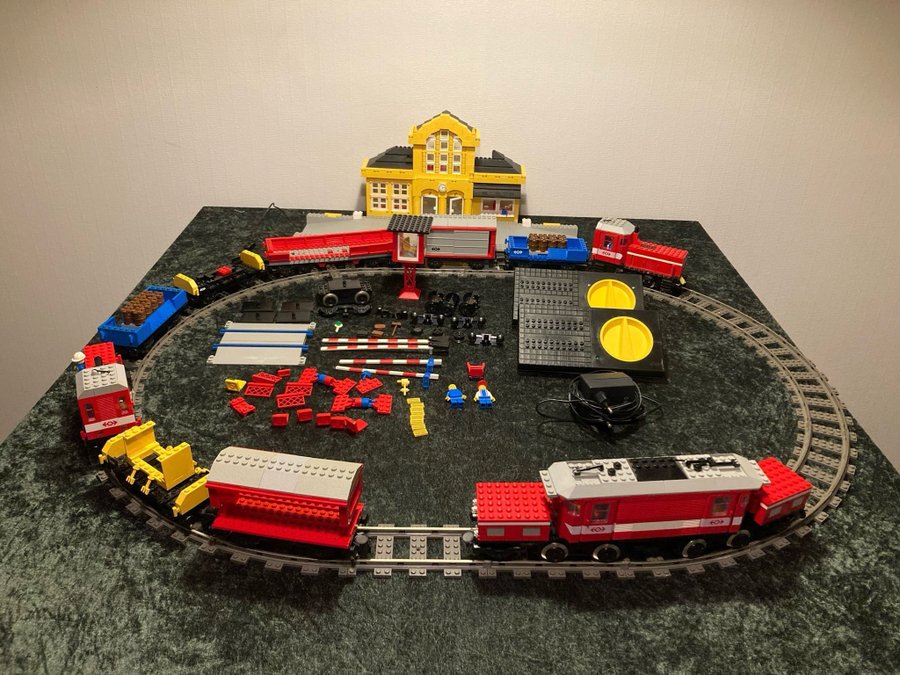 LEGO - Tågstation, räls och 9V-tåg