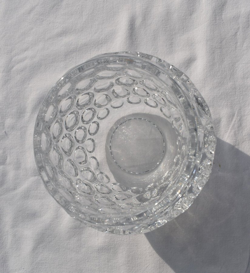 Ett ljuskopp av glas med bubblor retro vintage