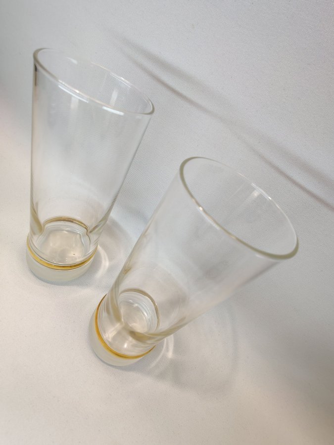 Två tumblers med guldfärgad rand alt grogg glas ölglas