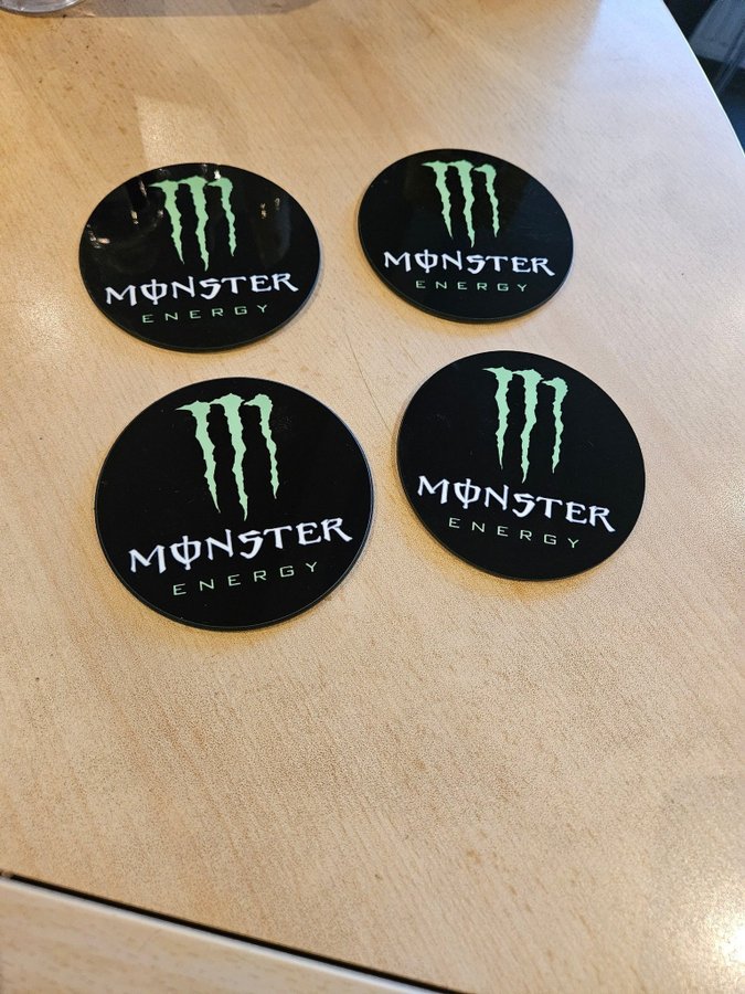 4-pack underlägg med Monster logga