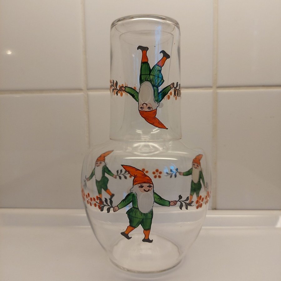 ANTIK TOMTE-VATTENKANNA MED GLAS! SVENSKTILLVERKADE! 40/50-TALET!!