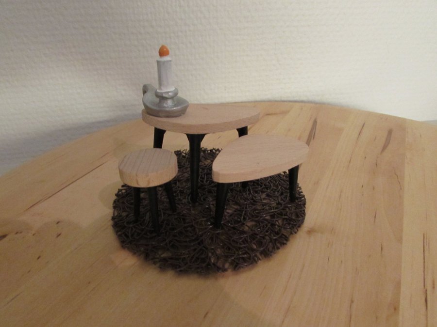 Lundby dockskåpsmöbler 2 soffbord pall matta ljusstake