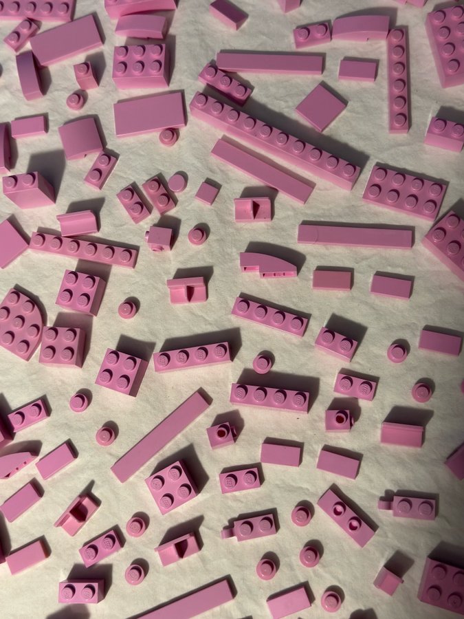 Lego Friends. 170 gr. Bright pink och Pink. Bas , technic m.m. I mkt fint skick