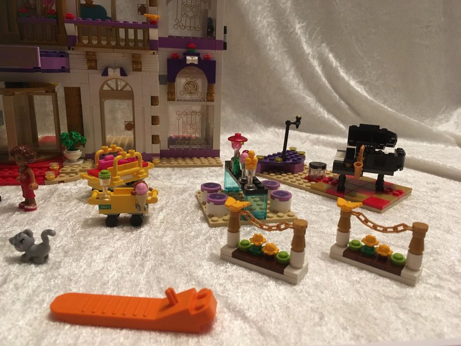 LEGO® Friends | Heartlake Grand Hotel | 41101