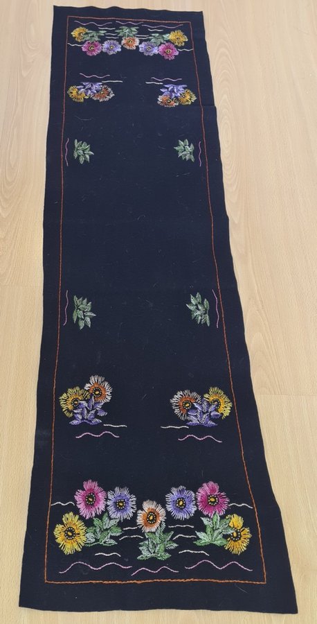 Gammaldags JUGEND Handbroderad Duk ca 123 x 33 cm på Svart Filt Tyg VINTAGE