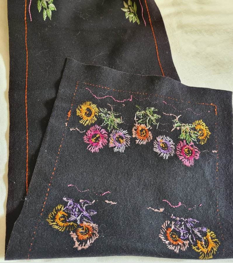 Gammaldags JUGEND Handbroderad Duk ca 123 x 33 cm på Svart Filt Tyg VINTAGE