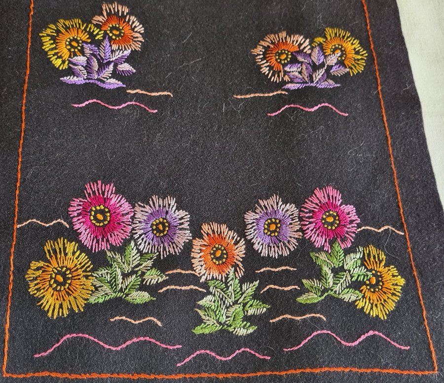 Gammaldags JUGEND Handbroderad Duk ca 123 x 33 cm på Svart Filt Tyg VINTAGE