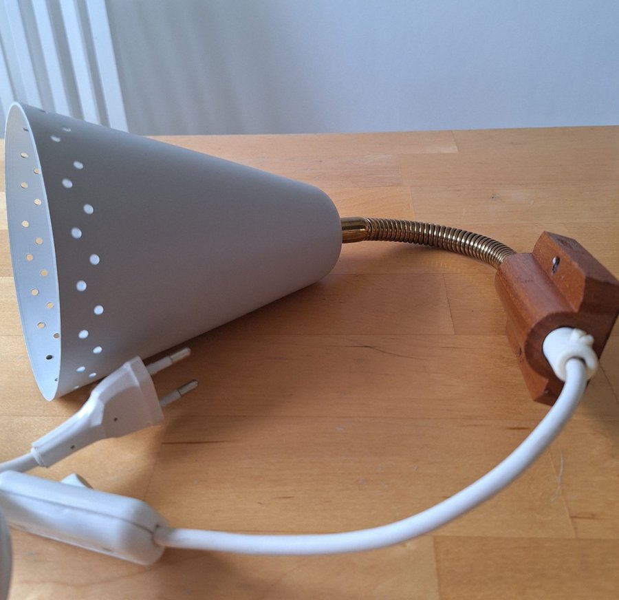 Vägglampa VINTAGE med ljusgrå plåtskärm. FINT SKICK