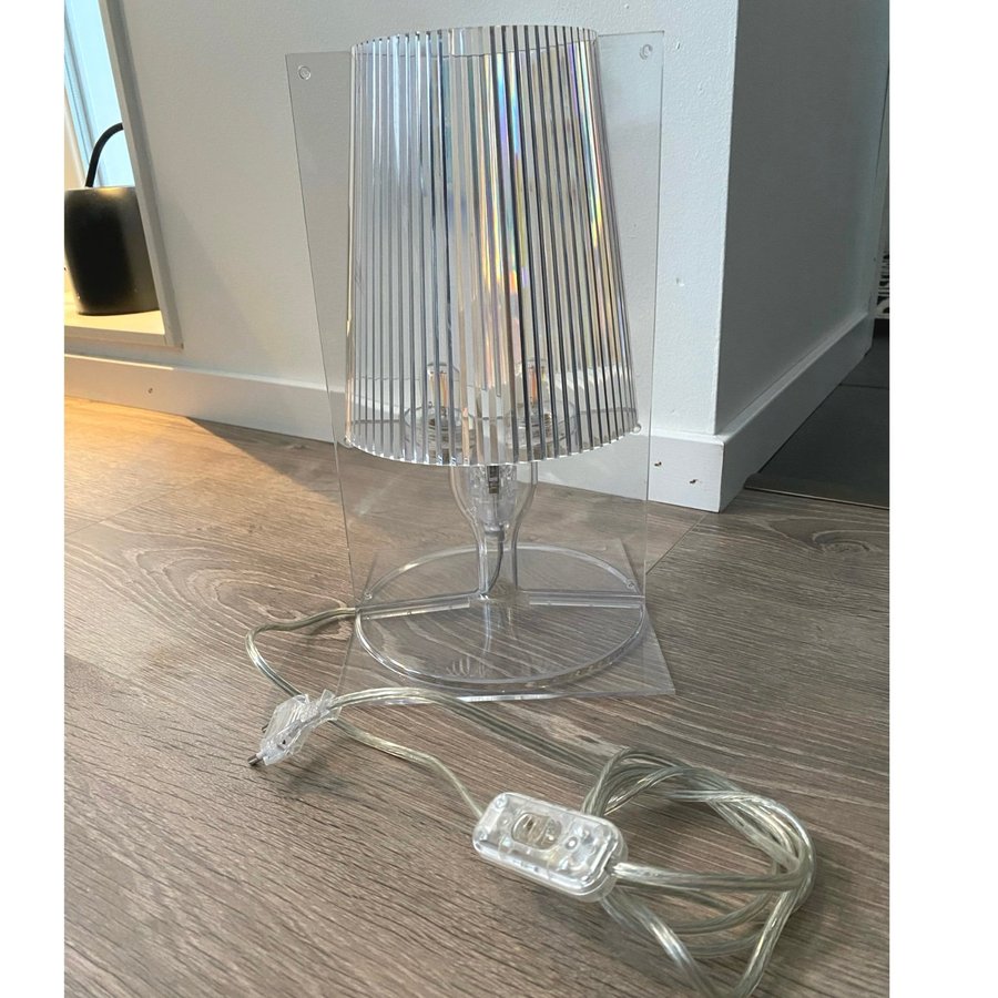 Läcker Kartell hårdplast bordslampa i mkt fint skick! 90-tal.