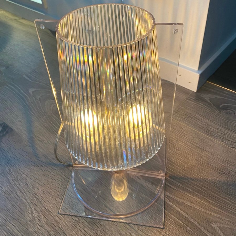 Läcker Kartell hårdplast bordslampa i mkt fint skick! 90-tal.