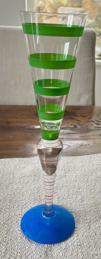 Glas med gröna och blå detaljer