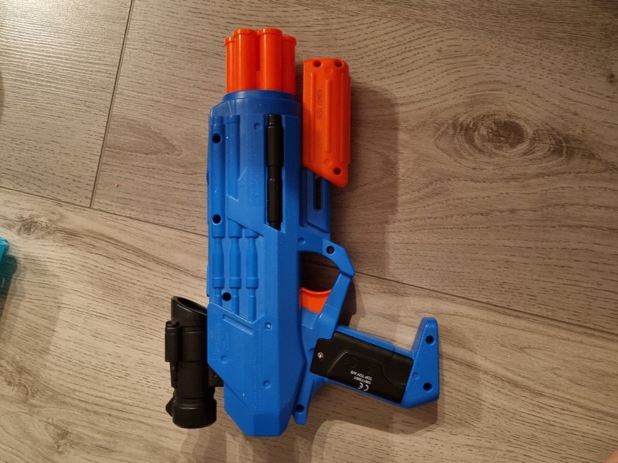 Nerf x-shot mm med 8 stycken vapen