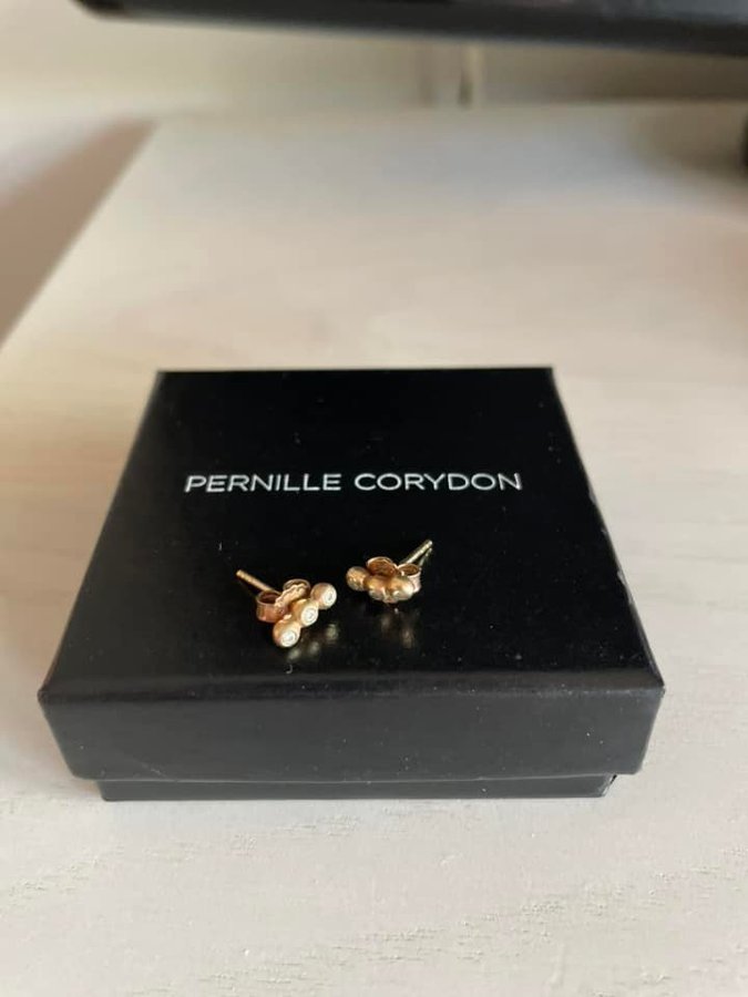 Örhängen 3 Stone Petite White Earstick från Pernille Corydon!