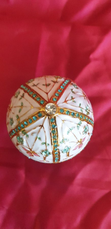 Smyckeskrin i form av ett ägg- Fabergé stil