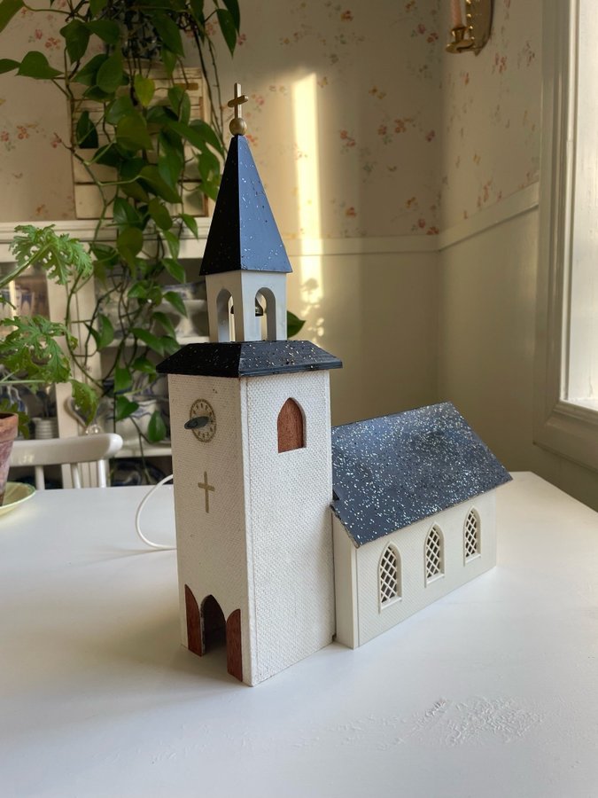 Retro - äldre julkyrka med spelverk och elektrisk belysning