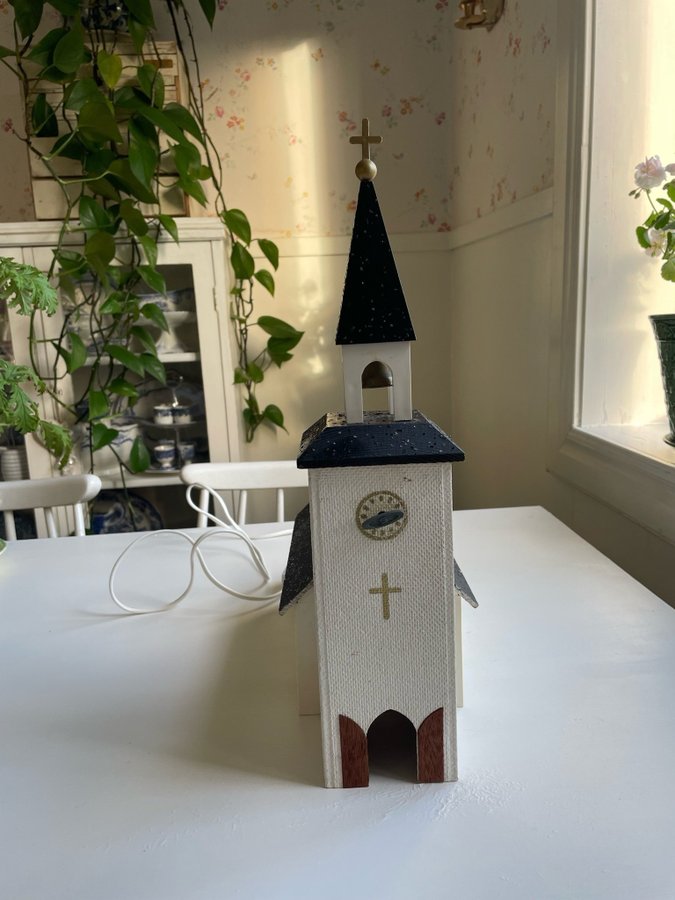 Retro - äldre julkyrka med spelverk och elektrisk belysning