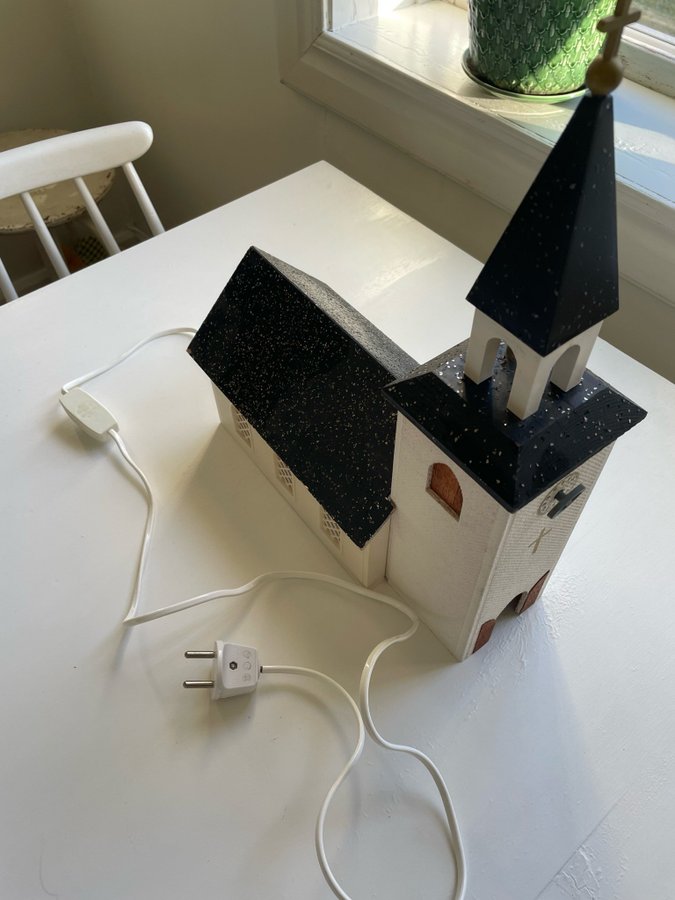 Retro - äldre julkyrka med spelverk och elektrisk belysning