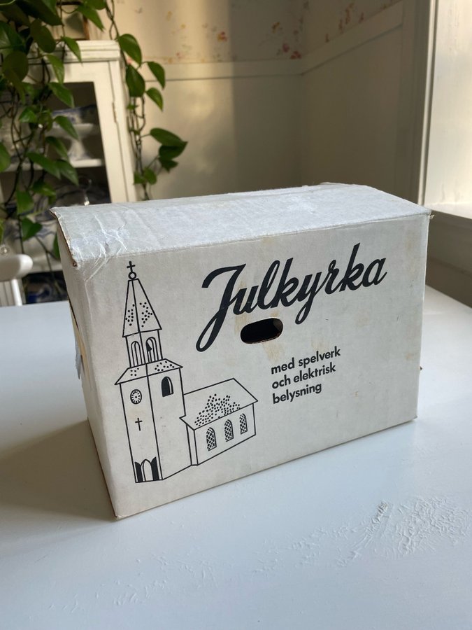 Retro - äldre julkyrka med spelverk och elektrisk belysning