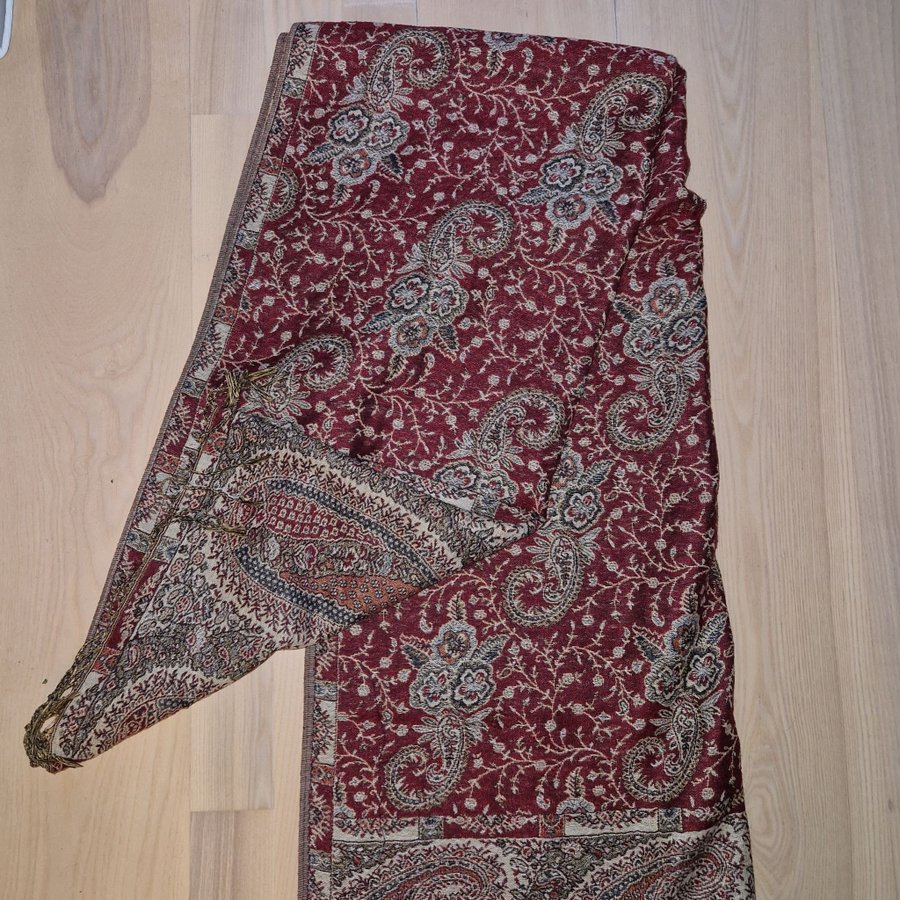 Röd halsduk/sjal med paisley motiv