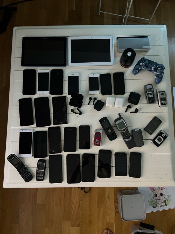 Elektronik, iPhone, surfplattor, AirPod, högtalarna, kontroll till ps4 mm