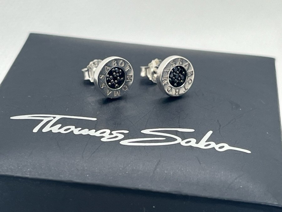 Thomas Sabo Örhänge med svarta stenar.