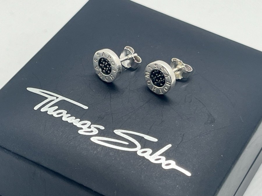 Thomas Sabo Örhänge med svarta stenar.