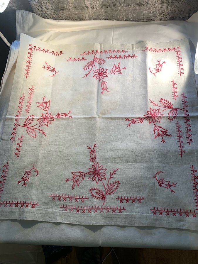 FIN GAMMAL HANDBRODERAD BORDSDUK DUK KAFFEDUK - VINTAGE