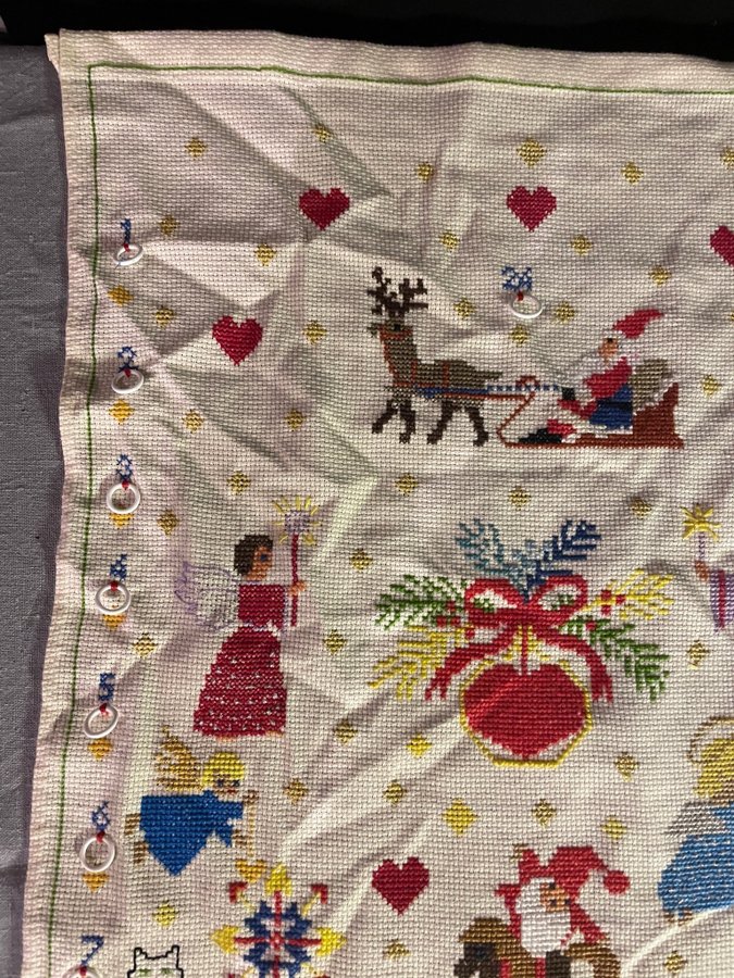 Broderad julkalender med korsstygn många motiv