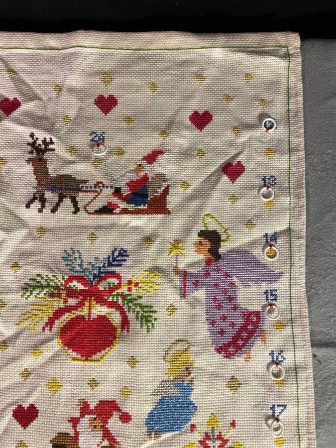 Broderad julkalender med korsstygn många motiv