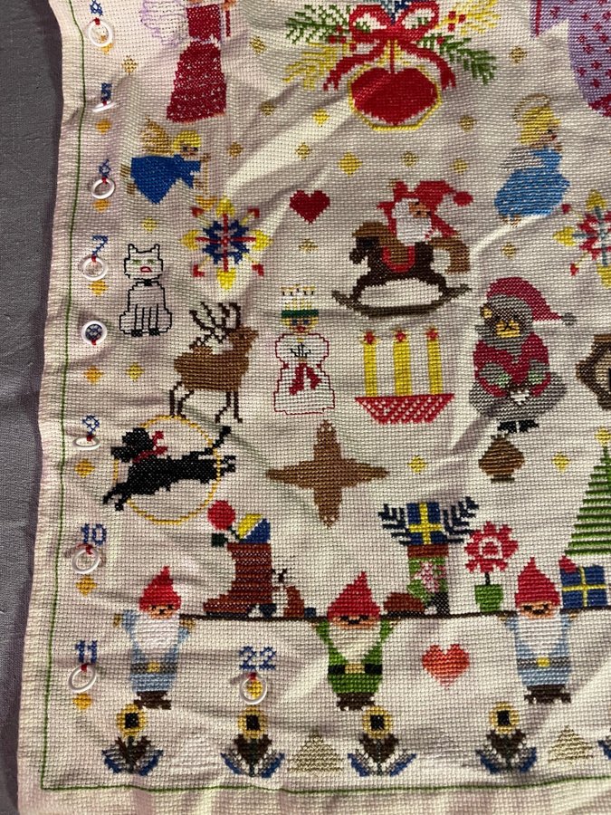 Broderad julkalender med korsstygn många motiv