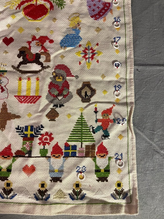 Broderad julkalender med korsstygn många motiv