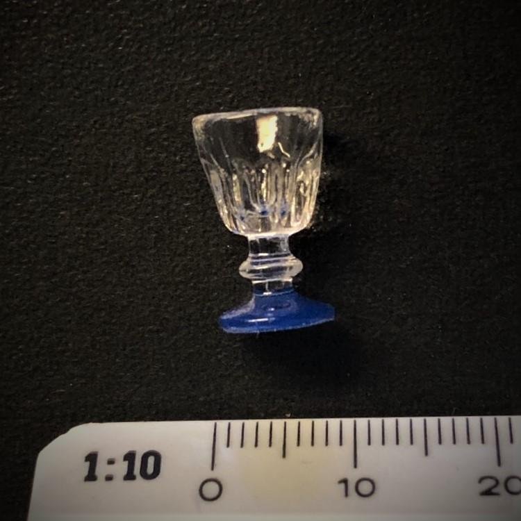 Miniatyr 4 x glas med blå fot tittskåp dockskåp dockhus 1:12